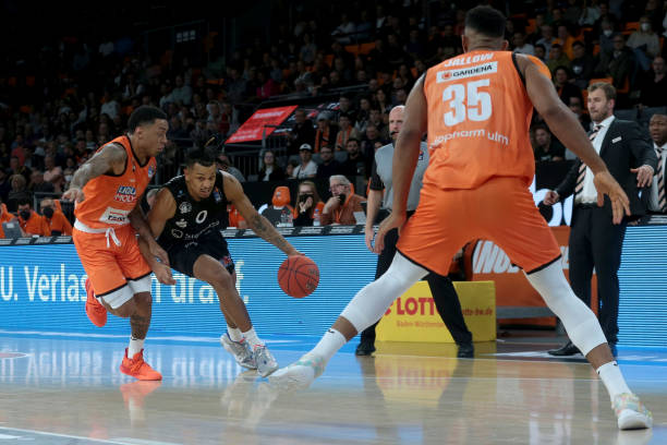 随着官方首 随着官方首